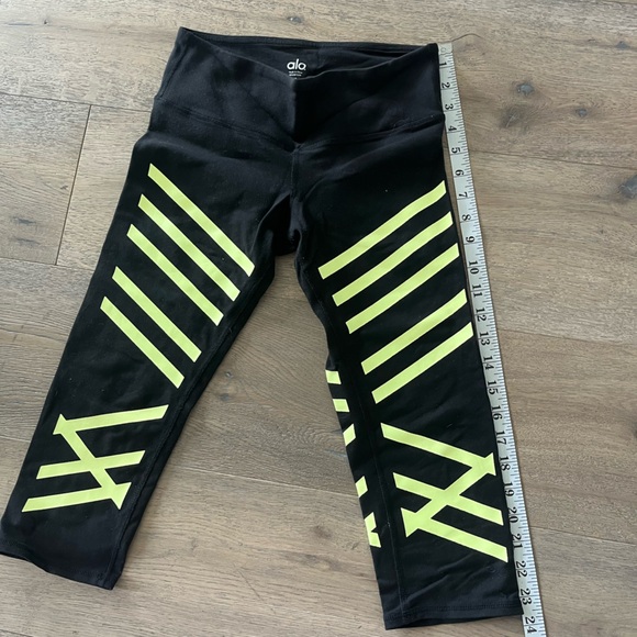 ALO YOGA Cropped Black Workout Leggings with Yellow Stripes - Picture 4 of 5